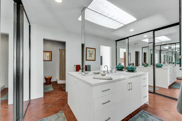 511 Desert West Drive, Rancho Mirage CA: https://media.crmls.org/mediaz/455fa342-8d74-4448-a0ba-e2729045b4c6.jpg