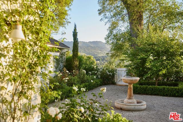 10999 Ojai Santa Paula Road, Ojai CA: https://media.crmls.org/mediaz/45604f84-659a-410f-b330-258066642e08.jpg