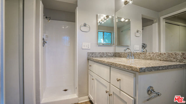 3459 Montrose Avenue photo 6