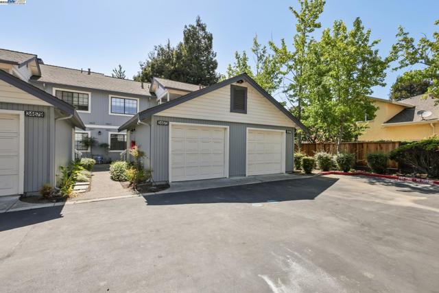 34671 Agree Ter, Fremont CA: https://media.crmls.org/mediaz/4560afb3-cbb5-47e0-8f5a-e3e08bf6621a.jpg