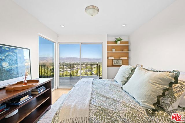 3631 Sunswept Drive, Studio City CA: https://media.crmls.org/mediaz/4560b75c-652c-4558-888a-0f4b4ef50a0d.jpg
