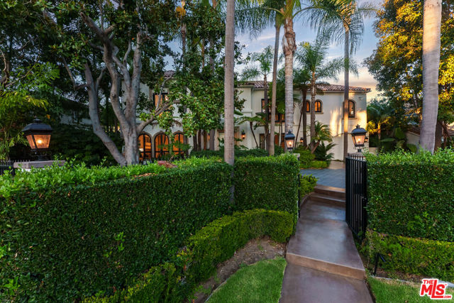 812 N Bedford Drive, Beverly Hills CA: https://media.crmls.org/mediaz/45619618-7222-4574-b076-28a1b82a4b73.jpg