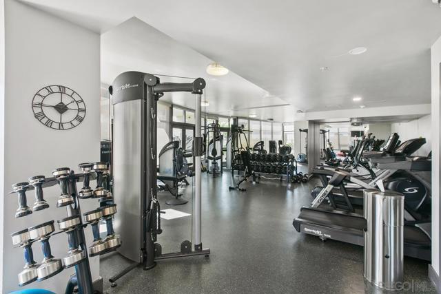 700 W E St, San Diego CA: https://media.crmls.org/mediaz/4562cde0-8dca-4209-9793-fa10158c9fc8.jpg