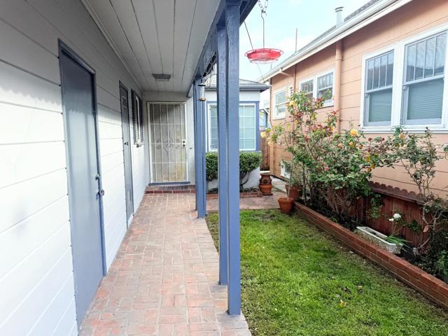 1813 Lincoln Avenue, Alameda CA: https://media.crmls.org/mediaz/4562ee65-777f-4f1b-a686-fdc3a502176a.jpg