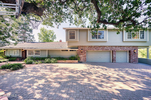 22101 Mulholland Drive, Woodland Hills CA: https://media.crmls.org/mediaz/45637161-dbba-48bf-820d-7ba8339a2b98.jpg