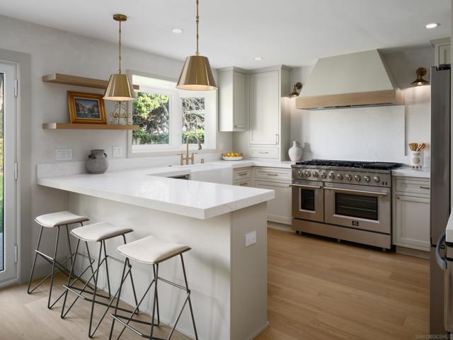8965 Cliffridge Ave, La Jolla CA: https://media.crmls.org/mediaz/4563ccca-cc0b-4755-b2ad-41ba57e83277.jpg