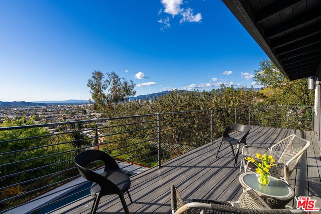 1313 Corona Drive, Glendale CA: https://media.crmls.org/mediaz/4563e0cf-7bf7-4ab6-a8b1-2a77b27f663e.jpg