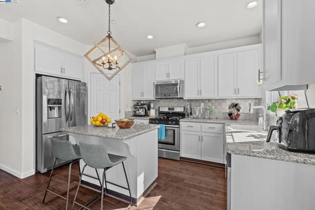 663 Falling Star Drive, Martinez CA: https://media.crmls.org/mediaz/4564823e-ecfe-4b7d-b17f-e1f4793ddbe4.jpg