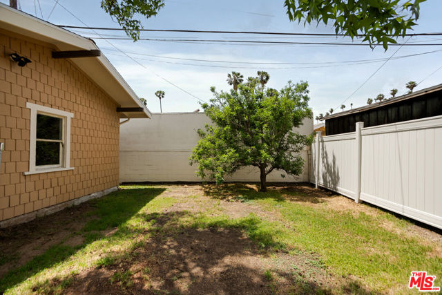 225 S Ardmore Avenue, Los Angeles CA: https://media.crmls.org/mediaz/4564afb6-cc5d-49de-9e9f-4a525352cae8.jpg