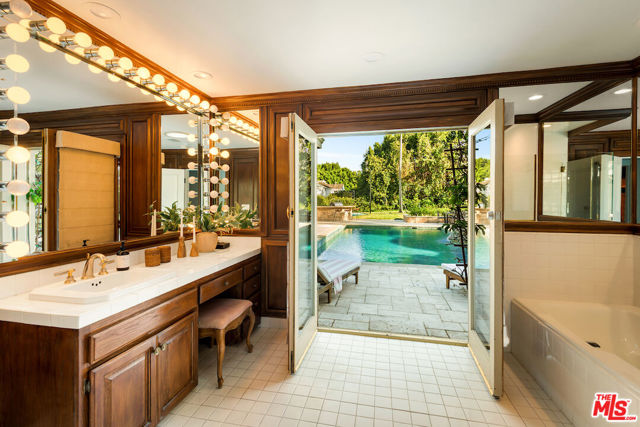 9996 Sunset Boulevard, Beverly Hills CA: https://media.crmls.org/mediaz/4564e63a-ce6e-49fc-8101-5308765132ab.jpg