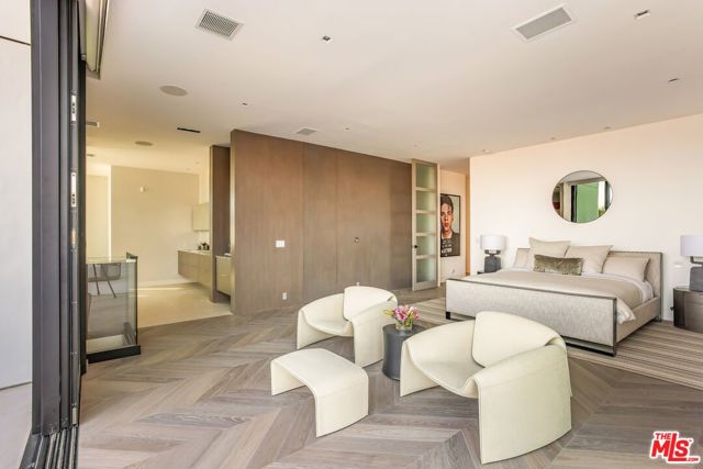 9405 Sierra Mar Place, Los Angeles CA: https://media.crmls.org/mediaz/4565256d-cff0-44eb-b02d-75e2f94856e7.jpg