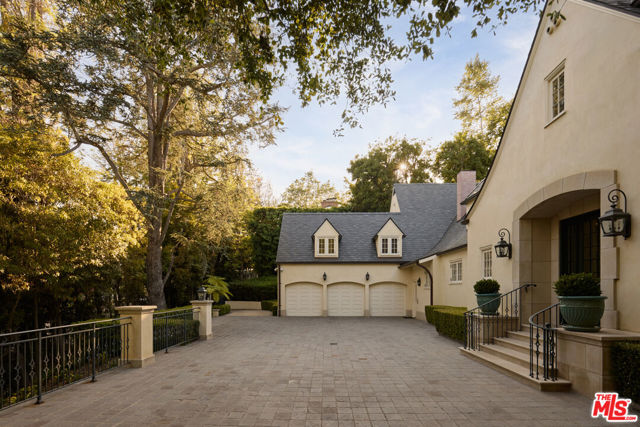 10301 Strathmore Drive, Los Angeles CA: https://media.crmls.org/mediaz/4565cc53-faea-45cf-a266-cf43f714295c.jpg