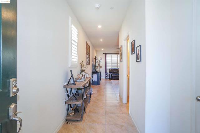 298 McClelland Way, Oakley CA: https://media.crmls.org/mediaz/4565ea4c-e51e-4bc3-b8c6-c3f2c3675fd6.jpg