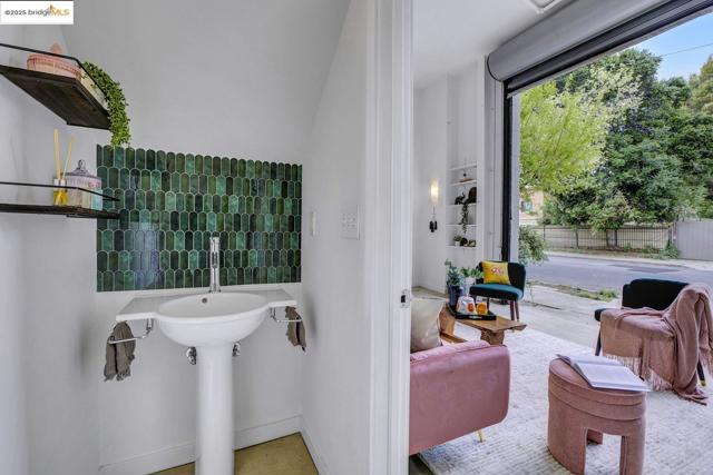1695 15Th St, Oakland CA: https://media.crmls.org/mediaz/456661d5-3aa9-4a3e-8fee-b5852bedf05c.jpg