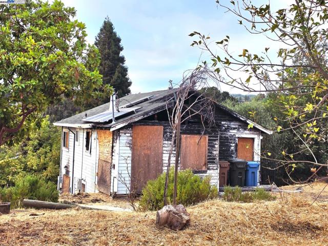 2315 Wayne St, Martinez CA: https://media.crmls.org/mediaz/456687d1-2265-4c21-85f2-ee4bce0904e3.jpg