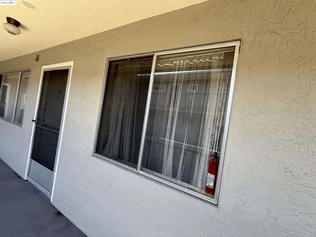 3877 Howe St, Oakland CA: https://media.crmls.org/mediaz/4567165f-4903-4a80-9762-66fd55565d94.jpg