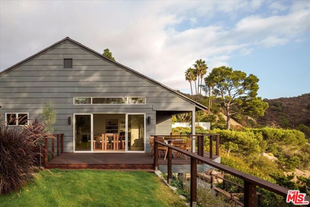 7420 Cervantes Place, Los Angeles CA: https://media.crmls.org/mediaz/45674c99-8c3e-4d8b-bddb-e226a8d3d36a.jpg