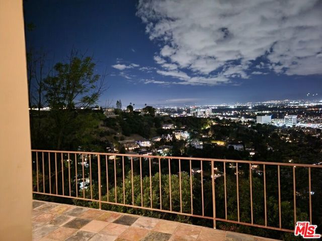 3873 Beverly Ridge Drive, Sherman Oaks CA: https://media.crmls.org/mediaz/45691ea4-455a-4b84-bbd1-9d72e733a7bd.jpg
