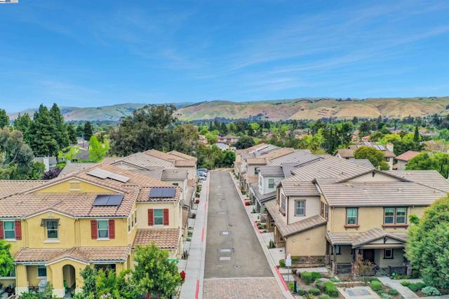 41538 Casabella Cmn, Fremont CA: https://media.crmls.org/mediaz/45693438-7e6b-4ece-ac0e-37cfc182d165.jpg