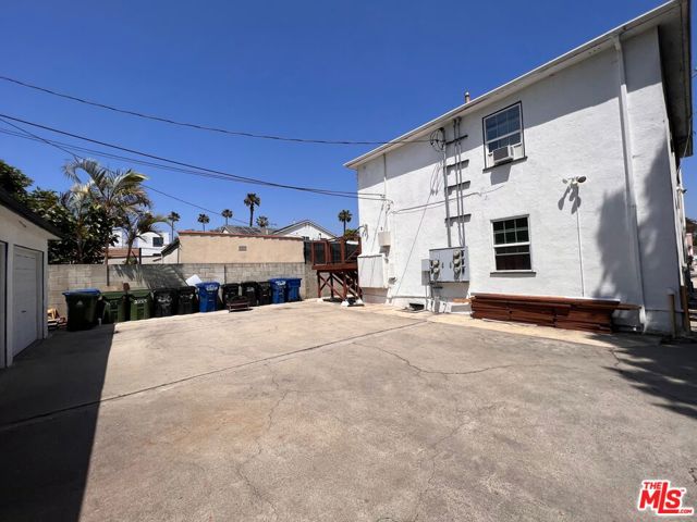 2333 S Garth Avenue, Los Angeles CA: https://media.crmls.org/mediaz/456a5e5f-4c8e-4531-8821-bb1e595a6aa3.jpg