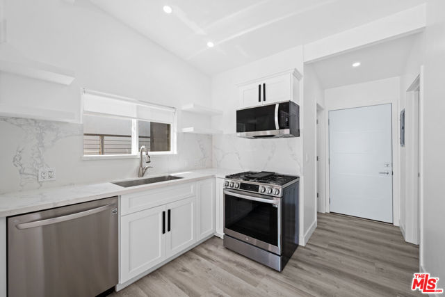 25154 Malibu Rd, Malibu CA: https://media.crmls.org/mediaz/456b5569-c7fe-484f-acaf-a5a8b48e0e14.jpg