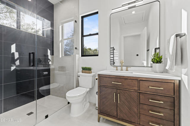 911 Vivian Circle, Newbury Park CA: https://media.crmls.org/mediaz/456c24a3-a5fc-4481-afa9-37120649bad5.jpg