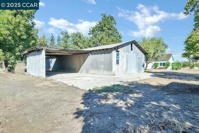 2280 Concord Ave, Brentwood CA: https://media.crmls.org/mediaz/456d7051-e9a0-4402-928c-f5db51b00eb9.jpg