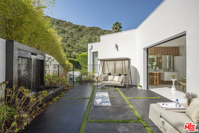 9852 San Circle, Beverly Hills CA: https://media.crmls.org/mediaz/456e1e78-5b2a-48e2-bf67-e0421dfa8d12.jpg