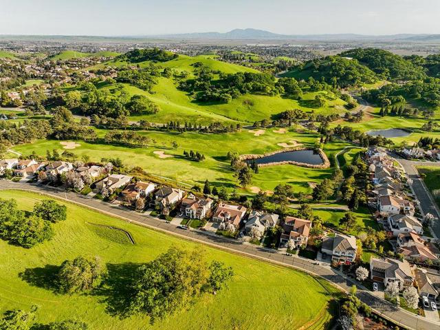2953 Pebble Beach Circle, Fairfield CA: https://media.crmls.org/mediaz/456eef4c-911e-4185-b949-a850b9513f77.jpg