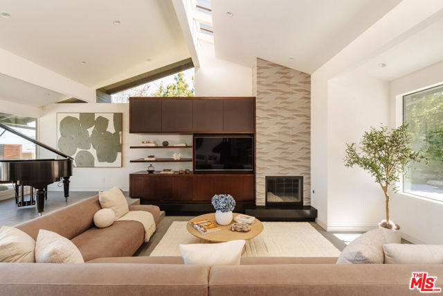 4 Buckboard Lane, Rolling Hills CA: https://media.crmls.org/mediaz/456fa9f7-b999-4c72-89a5-93487c1f2fbd.jpg