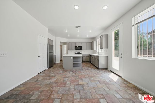 3702 Las Palmas Avenue, Palmdale CA: https://media.crmls.org/mediaz/45711619-6c23-4dd1-ab06-f26f958fb636.jpg