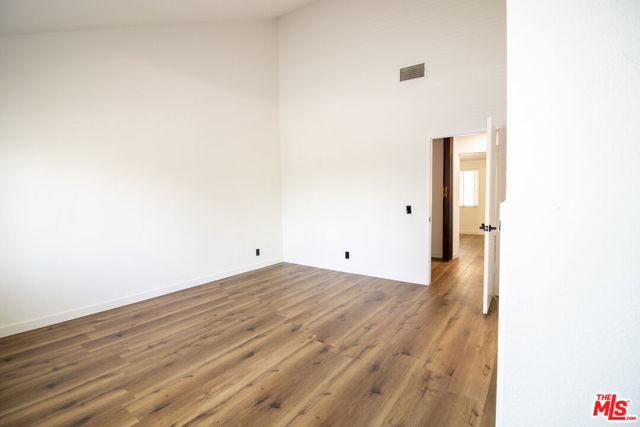 1132 19th Street, Santa Monica CA: https://media.crmls.org/mediaz/4571c144-f75c-435e-8ce5-e9a6b13a120c.jpg