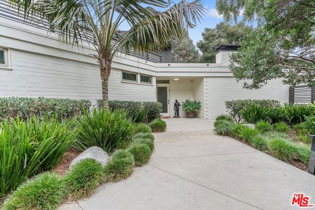 2179 Mandeville Canyon Road, Los Angeles CA: https://media.crmls.org/mediaz/4571f4b7-95ee-4d60-8968-cb9690bb3753.jpg