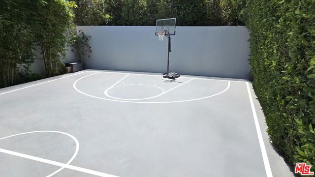 13477 Contour Drive, Sherman Oaks CA: https://media.crmls.org/mediaz/4572bf4d-fab4-44a6-ae88-80a669e719a5.jpg