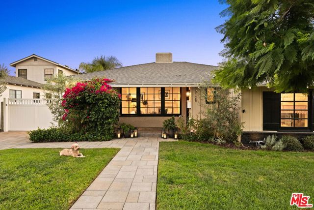 13128 Hartsook Street, Sherman Oaks CA: https://media.crmls.org/mediaz/4572d19d-551e-456f-9b26-b0b5a6bd42b4.jpg