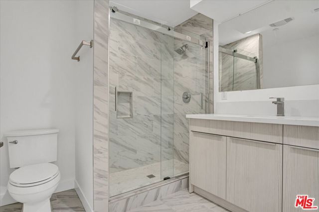 2419 S Cochran Avenue, Los Angeles CA: https://media.crmls.org/mediaz/4572f411-65a6-474c-bc96-7b77edf7b4c5.jpg