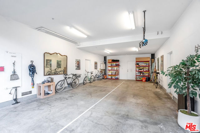 2515 Lincoln Boulevard, Venice CA: https://media.crmls.org/mediaz/4573829c-669c-4b66-b423-35166726a164.jpg