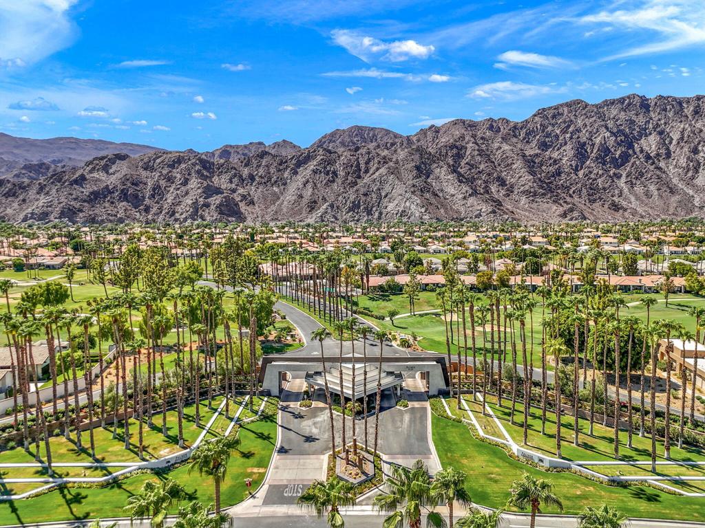 https://media.crmls.org/mediaz/45739a36-2f00-4ec6-bfbc-aebcd6a7b102.jpg?preset=X-Large