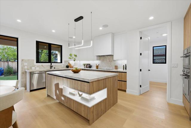 852 La Para Avenue, Palo Alto CA: https://media.crmls.org/mediaz/4573a3ec-d5c5-425e-9048-7e8cd163f260.jpg