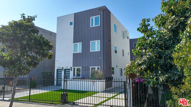 1269 W 36th Street, Los Angeles CA: https://media.crmls.org/mediaz/4573ca2e-5806-41cc-b934-fa14ce4c70cd.jpg