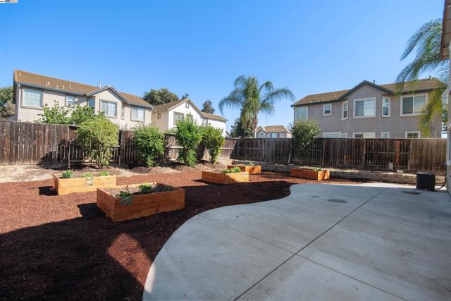 181 Maidenhair St, Pittsburg CA: https://media.crmls.org/mediaz/4574f097-f9dd-4b90-9eec-debe2f4a4a40.jpg