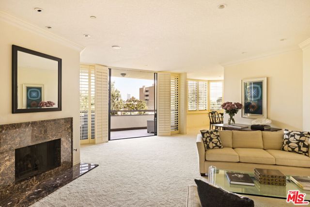 300 N Swall Drive, Beverly Hills CA: https://media.crmls.org/mediaz/45752579-2ab1-4115-84b8-af6c9b2fdac4.jpg