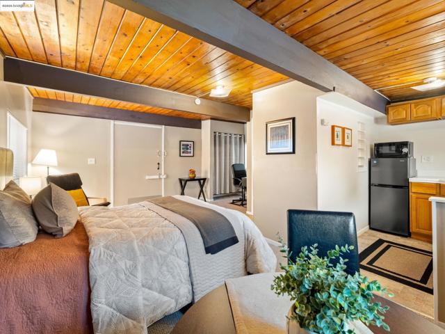 6866 Thornhill Dr, Oakland CA: https://media.crmls.org/mediaz/4575289c-25a7-493b-bbc3-e02996988472.jpg
