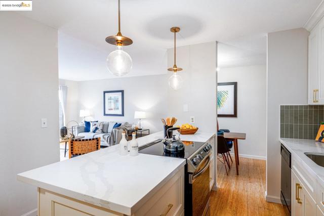 555 Jean St, Oakland CA: https://media.crmls.org/mediaz/457593bb-1c51-4433-aecb-d5335e5ee2dc.jpg