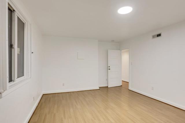 213 7th Street, Oakland CA: https://media.crmls.org/mediaz/4575d79a-725e-4a41-86a3-b1ce0dc50ddb.jpg
