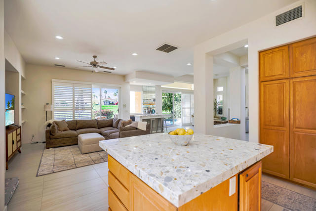 371 Tomahawk Drive, Palm Desert CA: https://media.crmls.org/mediaz/45764f3f-1f1a-45f9-8327-c5db2800db10.jpg