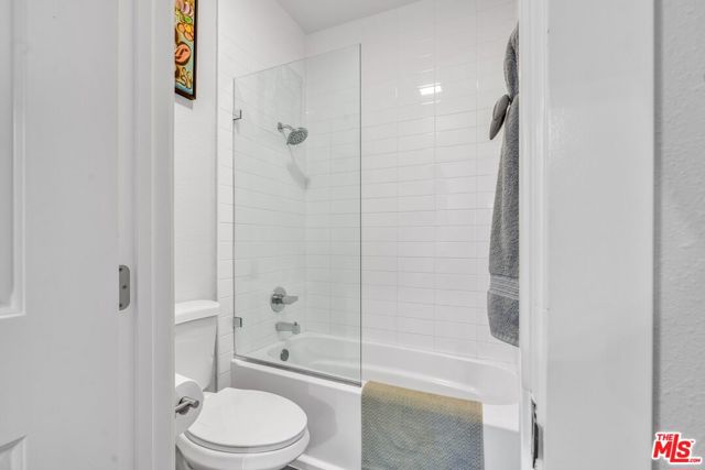 433 E Tamarack Avenue, Inglewood CA: https://media.crmls.org/mediaz/4576e172-7f3b-4d04-bc85-92c25036d046.jpg