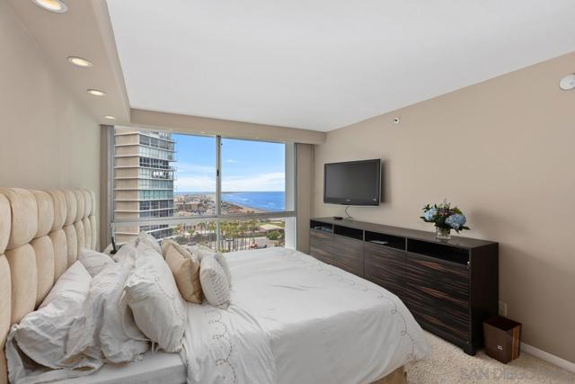 1810 Avenida Del Mundo, Coronado CA: https://media.crmls.org/mediaz/45774667-6bbc-4817-a56d-76c2fe2869be.jpg