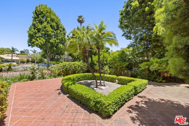 1029 Chevy Chase Drive, Beverly Hills CA: https://media.crmls.org/mediaz/4579c600-765f-4562-863d-939cc8f89784.jpg