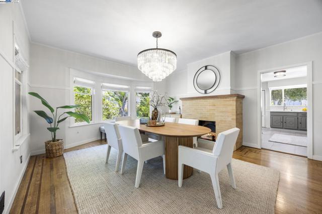 898 Union St, Alameda CA: https://media.crmls.org/mediaz/457a4252-b383-4351-bc3e-1ce4c40f9580.jpg